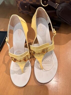 GUCCI  Horsebit Accent Patent Leather T-Strap Sandals Women's AUTHENTIC!!